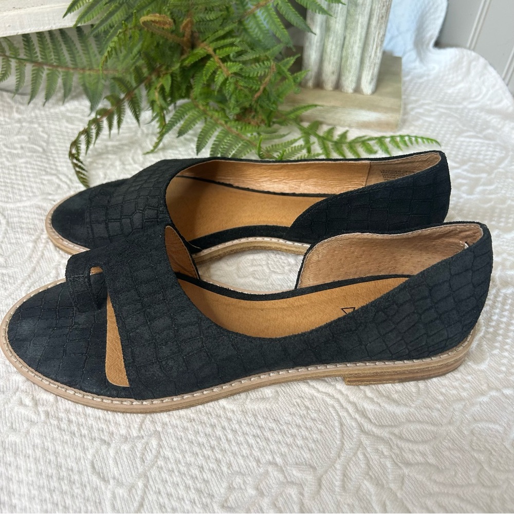 KELSI DAGGER BROOKLYN Susanase Crocco Embossed Sandels